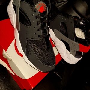 New Nike Huaraches size9